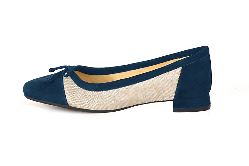 Navy blue and natural beige women's ballet pumps, with low heels. Square toe. Flat flare heels. Profile view - Florence KOOIJMAN